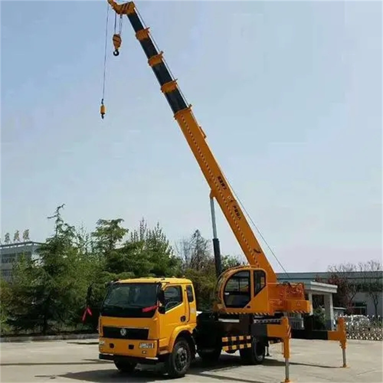 三乡镇钢筋笼入孔时,由吊车采用单点起吊
